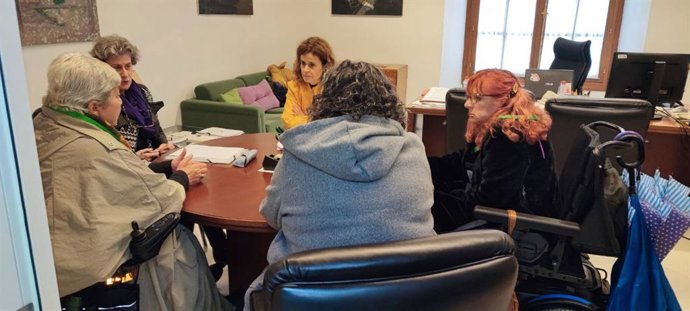 La portavoz adjunta del Grupo Parlamentario Por Andalucía, Esperanza Gómez, en una imagen del encuentro con la asociación Oficina de Vida Independiente de Andalucía (OVIA).