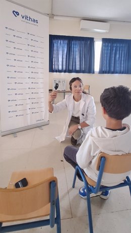 La doctora Julieta Pereyra realiza una de las pruebas de visión