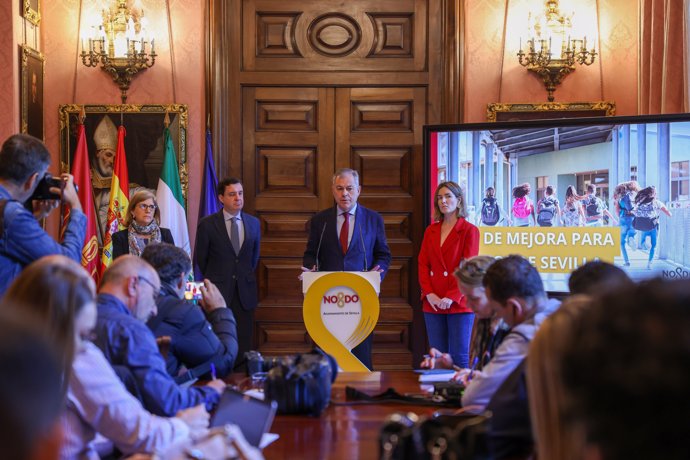 El alcalde de Sevilla, en la presentación de un plan de mejoras para colegios públicos de toda la ciudad