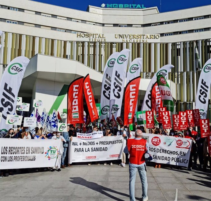 Protesta de sindicatos en el Hospital Macarena de Sevilla.