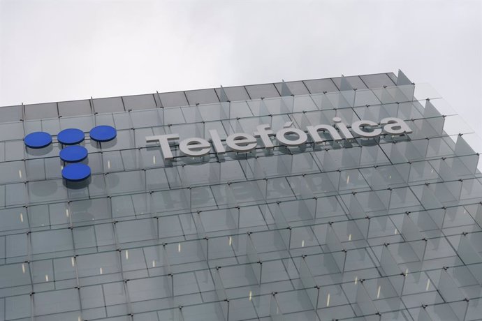 Archivo - Exterior de la sede de Telefónica, en el ensanche de Las Tablas, en el distrito de Fuencarral-El Pardo, a 6 de septiembre de 2023, en Madrid (España). Las acciones de Telefónica subían un 3% a las 9.14 horas, hasta los 3,863 euros por título, de