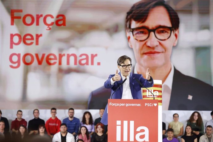 El primer secretario y candidato del PSC a las elecciones catalanas, Salvador Illa (c), durante el acto del PSC de inicio de campaña, en Fira Sabadell, a 25 de abril de 2024, en Barcelona, Catalunya (España)