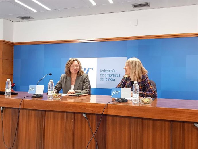 La presidenta de la Asociación de la Industria Auxiliar del Vino integrada en la FER, Elena Ceca, y la secretaria de la Asociación y de las Asociaciones Agroalimentarias de la FER, Sheila Argáiz.