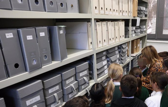 Los estudiantes visitan los depósitos del Archivo de la Diputación, en el que pueden ver documentación original en distintos formatos, tanto en libros como en fotografías, microfilms, carteles, planos o sellos