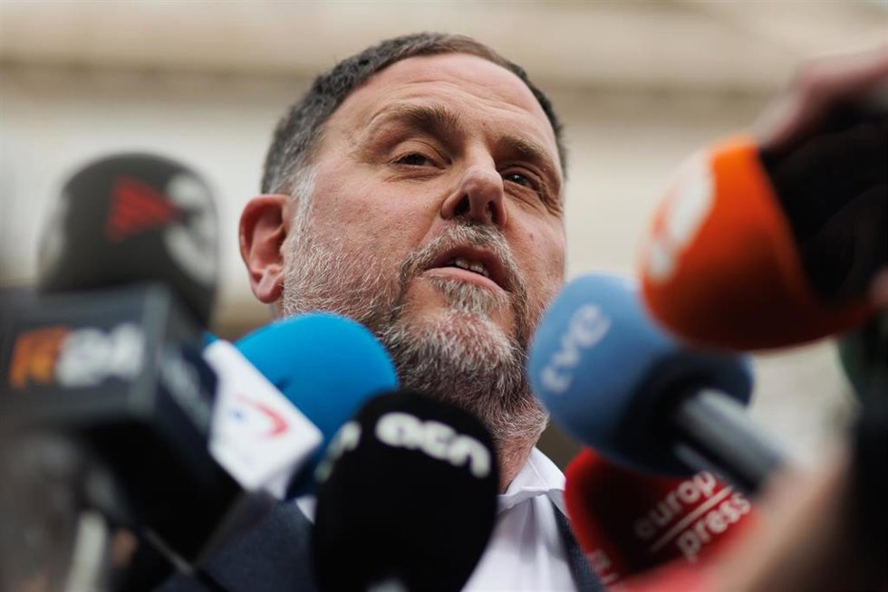 Archivo - El presidente de Esquerra Republicana (ERC), Oriol Junqueras, atiende a los medios de comunicación tras quedar aprobada la Ley de amnistía, durante una sesión plenaria, en el Congreso de los Diputados, a 14 de marzo de 2024, en Madrid (España)