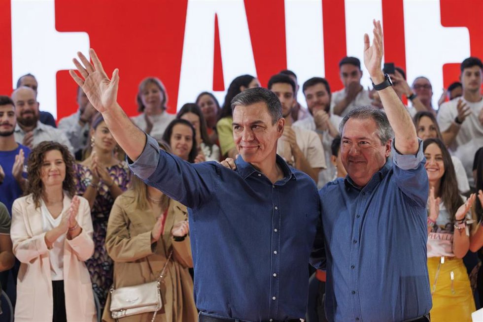 Archivo - El secretario general del PSOE y presidente del Gobierno en funciones, Pedro Sánchez (i), junto al secretario general del PSOE-A, Juan Espadas (d), en una foto de archivo en un acto en Granada.