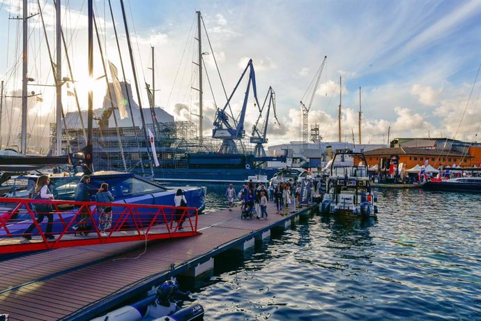 Visitantes en los muelles de Palma durante la Palma International Boat Show 2024.