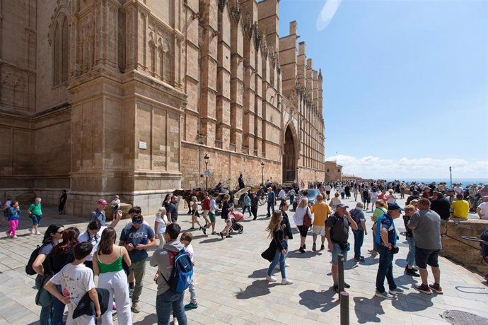 Varios turistas en las inmediaciones de la catedral de Palma de Mallorca, a 16 de abril de 2024, en Palma de Mallorca, Mallorca, Baleares (España).