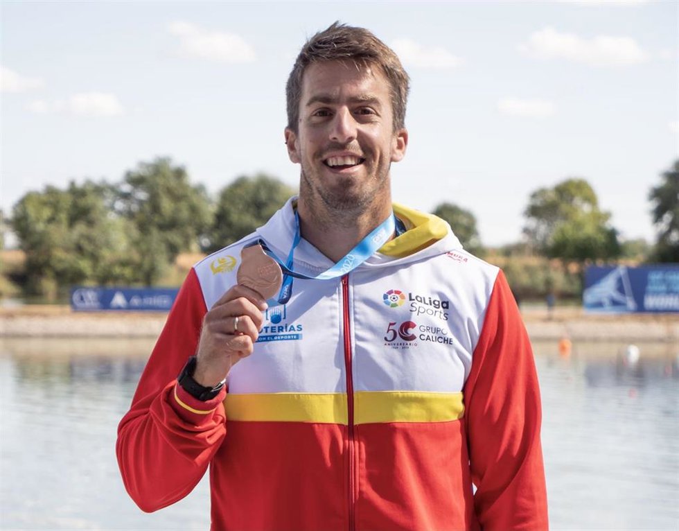 Archivo - El piragüista español Alfonso Benavides posa con una de sus medallas