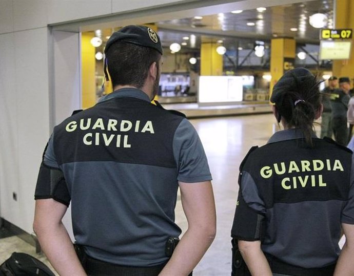 Archivo - Imagen de recurso de agentes de la Guardia Civil en un aeropuerto   