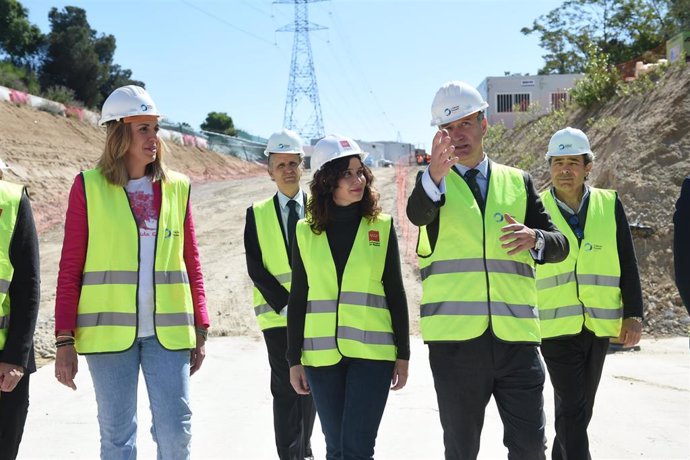 La presidenta de la Comunidad de Madrid, Isabel Díaz Ayuso visita  las obras del nuevo colector de agua de Pozuelo de Alarcón
