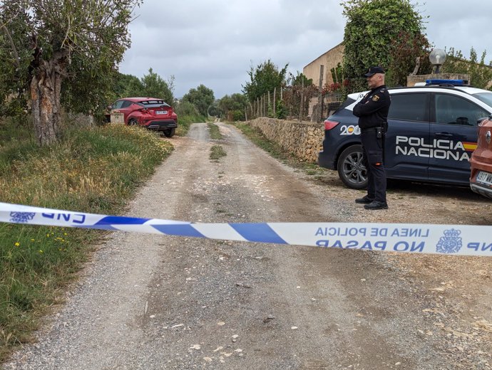 Un grupo de personas en el lugar donde se ha hallado un cadáver, en una finca de Manacor, a 29 de abril de 2024, en Manacor, Mallorca, Baleares (España).