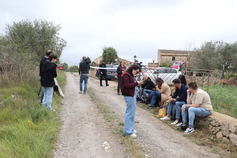 Un grupo de personas en el lugar donde se ha hallado un cadáver, en una finca de Manacor, a 29 de abril de 2024, en Manacor, Mallorca, Baleares (España).