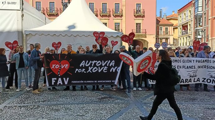 Vecinos se manifiestan en la plaza Mayor de Gijón para reclamar al secretario de Estado un vial de Jove soterrado.
