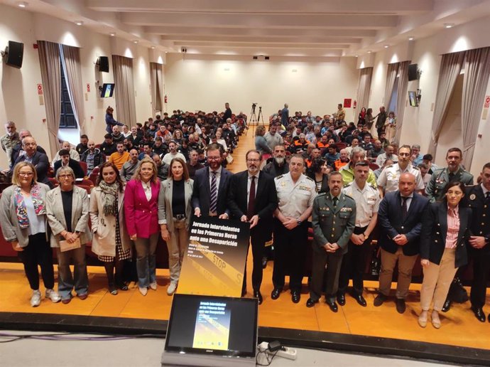 Autoridades en la inauguración de la jornada de trabajo sobre estrategias de intervención en las primeras horas de una desaparición.