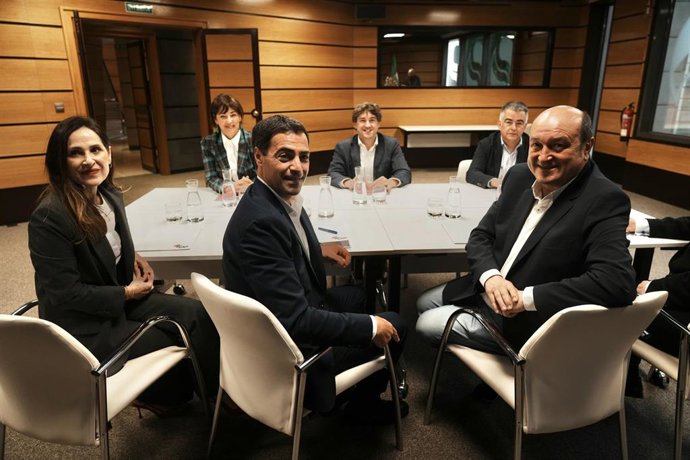 Delegaciones del PNV y del PSE-EE, encabezadas por sus respectivos líderes, Andoni Ortuzar y Eneko Andueza, junto con el candidato a lehendakari jeltzale, Imanol Pradales, mantienen el primer encuentro negociador para un nuevo gobierno de coalición