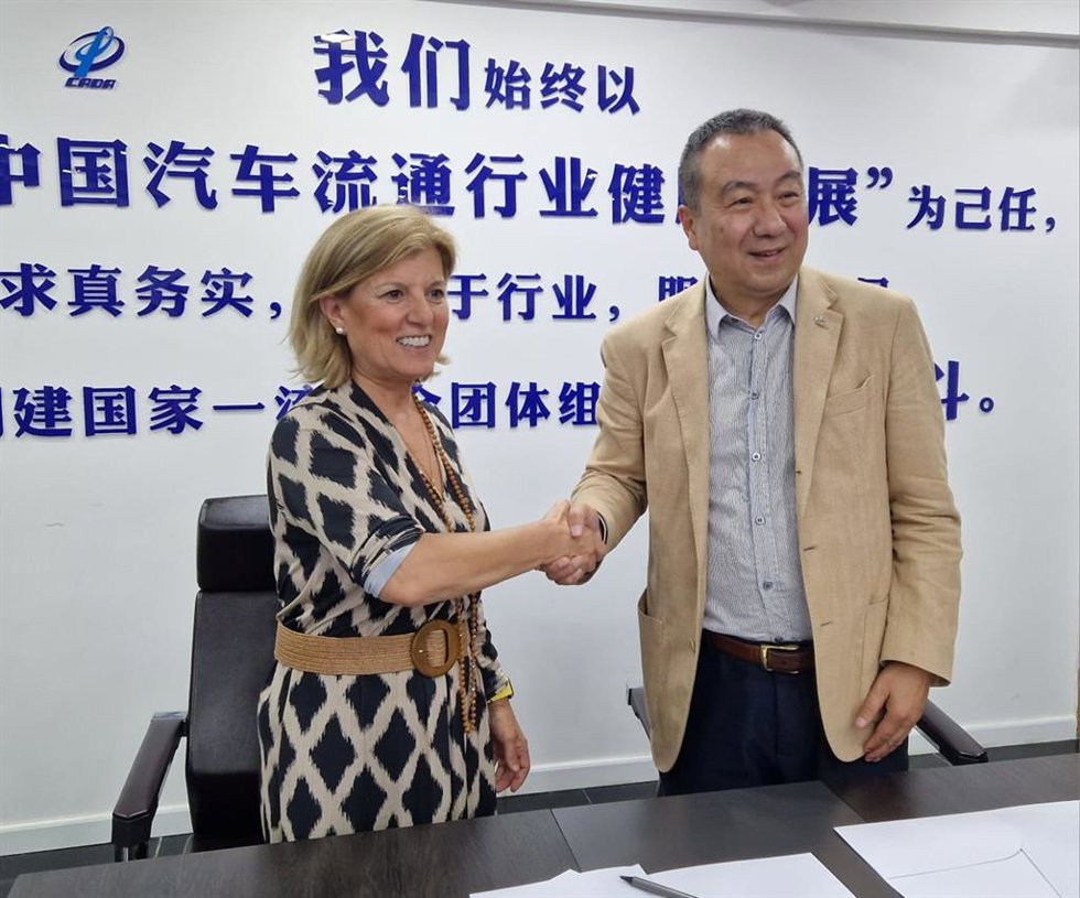 La presidenta de Faconauto, Marta Blázquez y el  presidente de CADA, Shen Jin Jun.