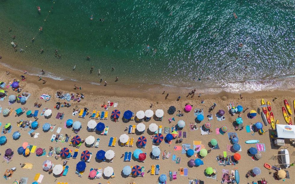 Archivo - Numerosas personas disfrutan de un día de playa en la Costa Brava, a 30 de julio de 2023, en Tossa de Mar, Girona, Cataluña (España). 