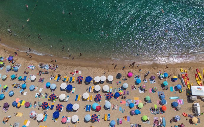 Archivo - Numerosas personas disfrutan de un día de playa en la Costa Brava, a 30 de julio de 2023, en Tossa de Mar, Girona, Cataluña (España). Las playas españolas se llenan  de turistas para paliar el calor. De acuerdo con la información de la Agencia E
