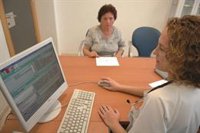 Salud lamenta retrasos en el abono de horas extras a médicos de familia y promete terminar de pagar en mayo