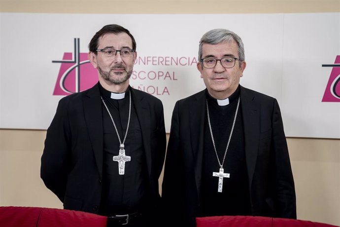 Archivo - El elegido vicepresidente de la Conferencia Episcopal Española (CEE), José Cobo (i), y el elegido nuevo presidente de la Conferencia Episcopal Española (CEE), Luis Argüello (d).