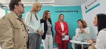 La consejera de Empleo, Empresa y Trabajo Autónomo, Rocío Blanco, ha visitado esta mañana en Málaga el autobús de la 'Ruta del Empleo', una iniciativa del Grupo y la Fundación Adecco en su 25 aniversario.