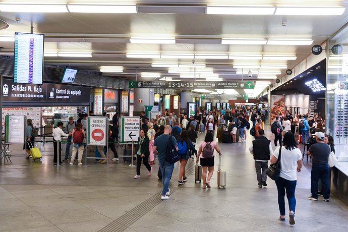 Archivo - Varias personas caminan con maletas en la estación de Puerta de Atocha-Almudena Grandes, con motivo del inicio del puente del Pilar, a 11 de octubre de 2023, en Madrid (España).  