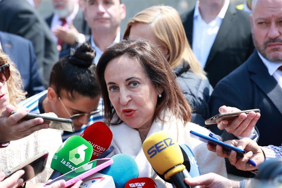 La ministra de Defensa, Margarita Robles, atiende a medios.