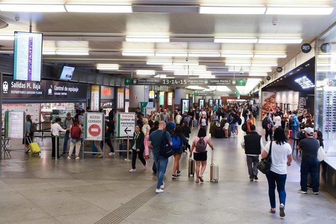 Archivo - Varias personas caminan con maletas en la estación de Puerta de Atocha-Almudena Grandes, con motivo del inicio del puente del Pilar, a 11 de octubre de 2023, en Madrid (España).  