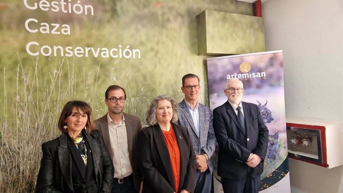 La consejera de Desarrollo Sostenible de C-LM, Mercedes Gómez, en su visita a la sede de Fundación Artemisan en Ciudad Real.
