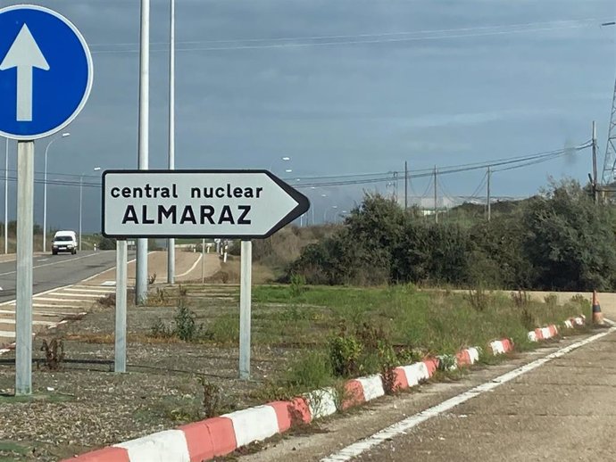 Archivo - Señal hacia la Central Nuclear de Almaraz