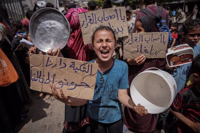 Una niña palestina en Gaza pidiendo comida