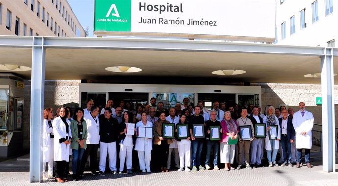 La delegada de Salud y Consumo, Manuela Caro, visita el Hospital Universitario Juan Ramón Jiménez con motivo de las cinco nuevas certificaciones internacionales ISO obtenidas.