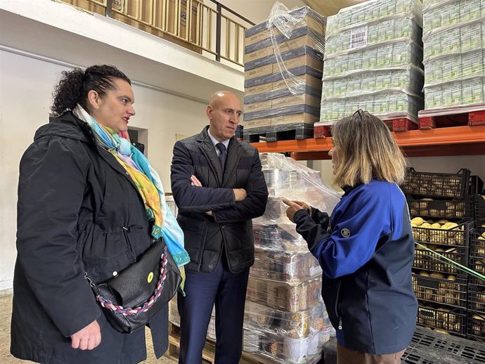 El alcalde de León y la concejala de Bienestar Social durante la visita a la sede del Banco de Alimentos.