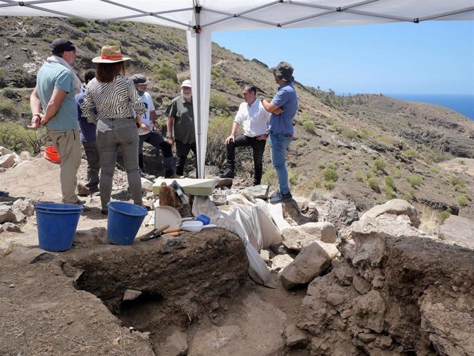 Excavación arqueológica en las Cuevas de Herrera González en Alojera