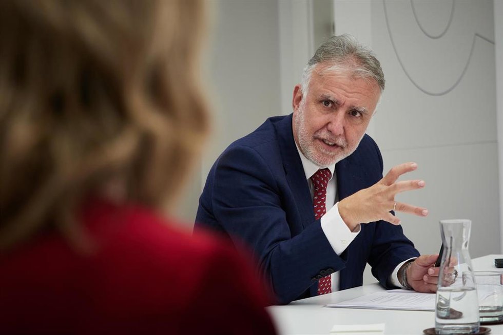 El ministro de Política Territorial y Memoria Democrática, Ángel Víctor Torres (d), durante una reunión de la comisión negociadora Navarra-Estado, en el Palacio de Navarra, a 23 de abril de 2024, en Pamplona, Navarra (España). La comisión negociadora Na