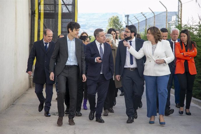 El presidente de Castilla-La Mancha, Emiliano García-Page, ha visitado la planta de producción de Laboratorios Liconsa, ubicada en Azuqueca de Henares