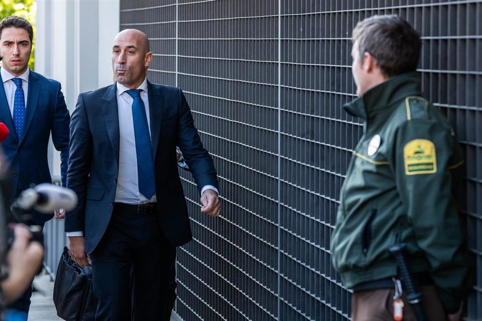 El expresidente de la RFEF Luis Rubiales (i) a su llegada a declarar en calidad de imputado al Juzgado de Primera Instancia e Instrucción Número 4 de Majadahonda, a 29 de abril de 2024, en Majadahonda, Madrid (España). La jueza interroga hoy a Luis Rubi