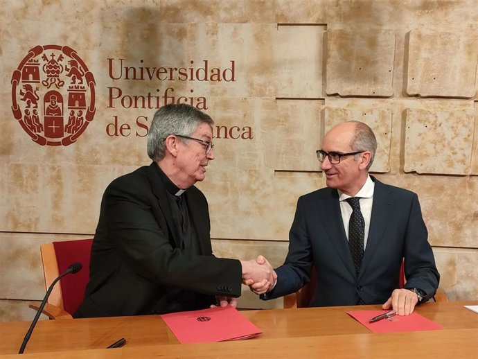 El rector de la UPSA, Santiago García-Jalón (i), y el presidente de la Diputación de Salamanca, Javier Iglesias (d), en la sede de la entidad académica