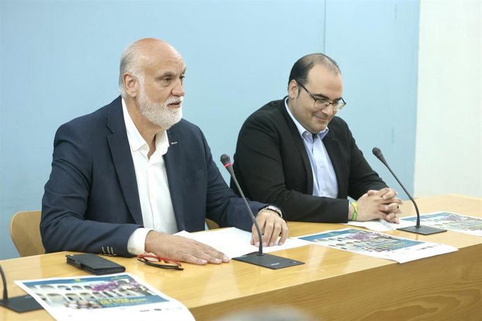  Javier Vidal junto al alcalde de Bornos, Hugo Palomares, durante la presentaciónde la Feria del Caracol. 