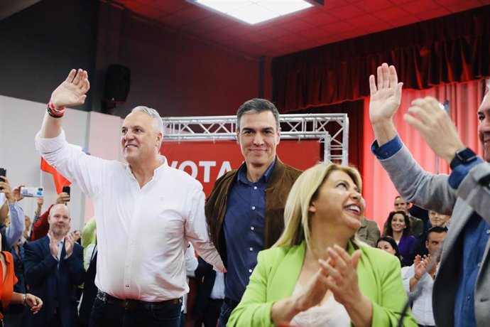 Archivo - El secretario general del PSOE y presidente del Gobierno, Pedro Sánchez, junto al secretario general del PSOE de Cádiz, Juan Carlos Ruiz Boix, durante un acto público en Jerez de la Frontera. ARCHIVO