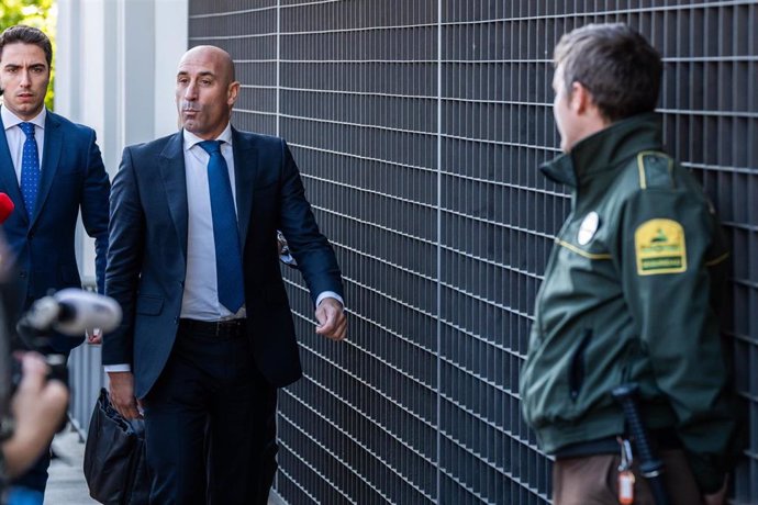 El expresidente de la RFEF Luis Rubiales (i) a su llegada a declarar en calidad de imputado al Juzgado de Primera Instancia e Instrucción Número 4 de Majadahonda, a 29 de abril de 2024, en Majadahonda, Madrid (España). La jueza interroga hoy a Luis Rubial