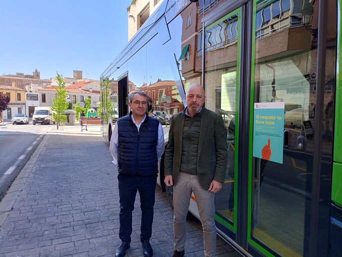 César Mateos y Pedro Muriel en la presentación de la campaña de buen uso del autobús urbano de Cáceres
