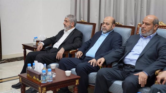 Archivo - October 31, 2023, Doha, Qatar: Senior Hamas leader KHALED MASHAAL (L) and senior Hamas member Musa ABU MARZOUK (C) attending a meeting between Iran's Foreign Minister and Hamas' political bureau chief. The meeting was held to discuss the situati