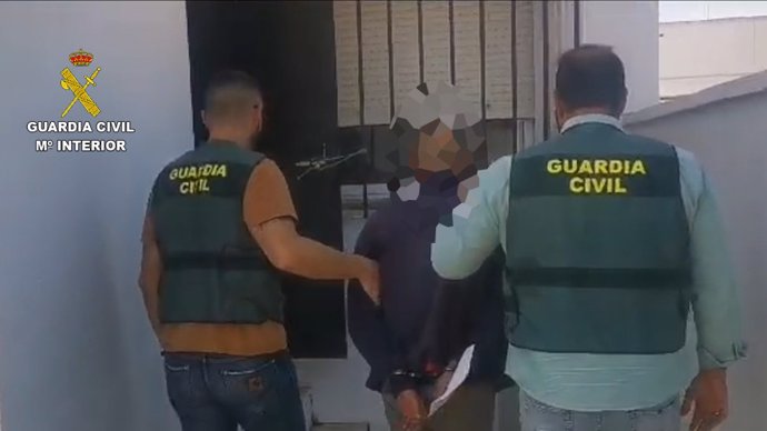 La Guardia Civil detiene a cinco supuestos miembros de una banda acusados de 45 robos por alunizaje en Huelva.