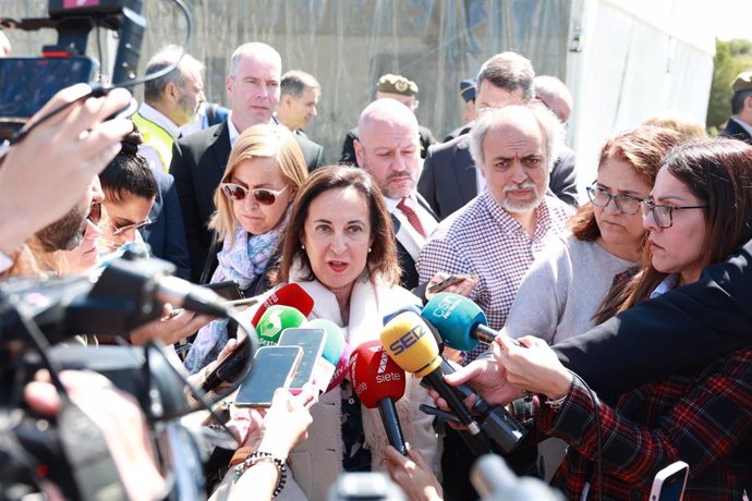 La ministra de Defensa, Margarita Robles, en una atención a medios.
