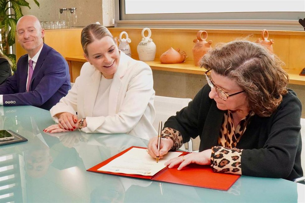 El Govern firma con el Consell de Menorca el convenio para crear el primer centro para víctimas de violencia sexual.