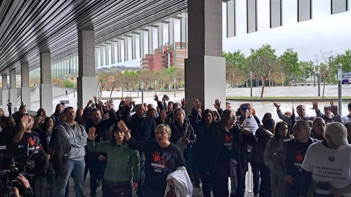 Unos 100 funcionarios de prisiones protestan por el pacto de sindicatos y Govern: "Todo acuerdo se vota"
