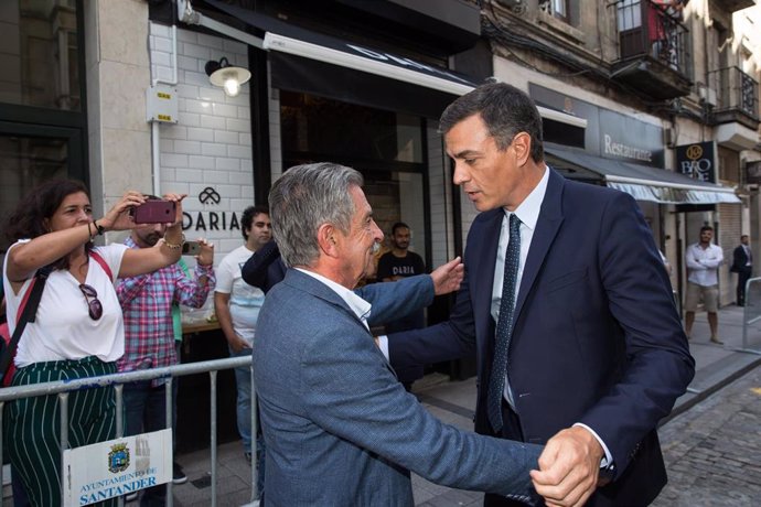 Archivo - Miguel Ángel Revilla recibe a Pedro Sánchez antes de almorzar en un restaurante de Santander