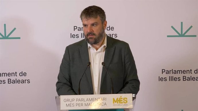 El portavoz de MÉS per Mallorca, Lluís Apesteguia, en la rueda de prensa del Parlament.